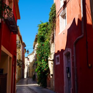 Rue en pavés bordée de façades de couleur - France  - collection de photos clin d'oeil, catégorie rues